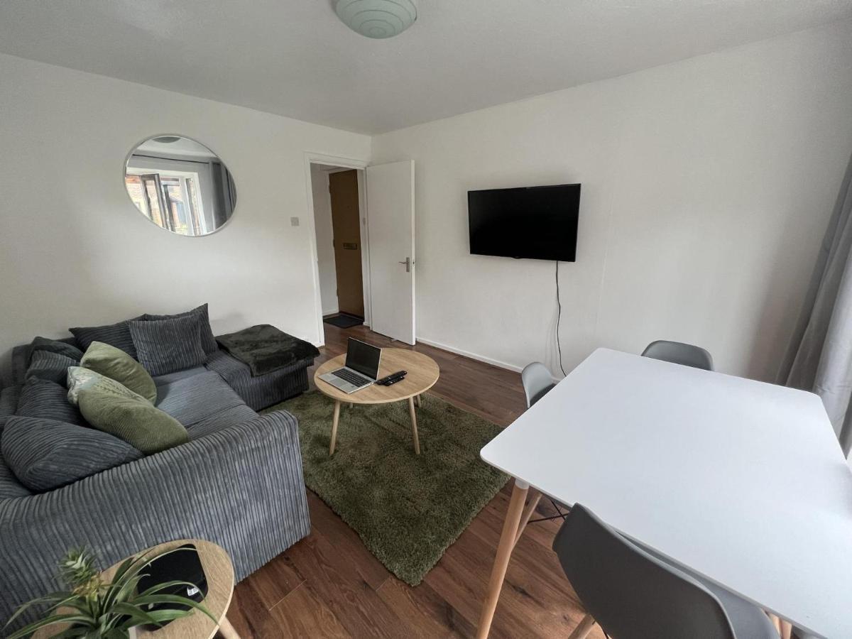 Canary Wharf Haven - Spacious & Homely Entire 1 Bedroom Flat Londres Extérieur photo