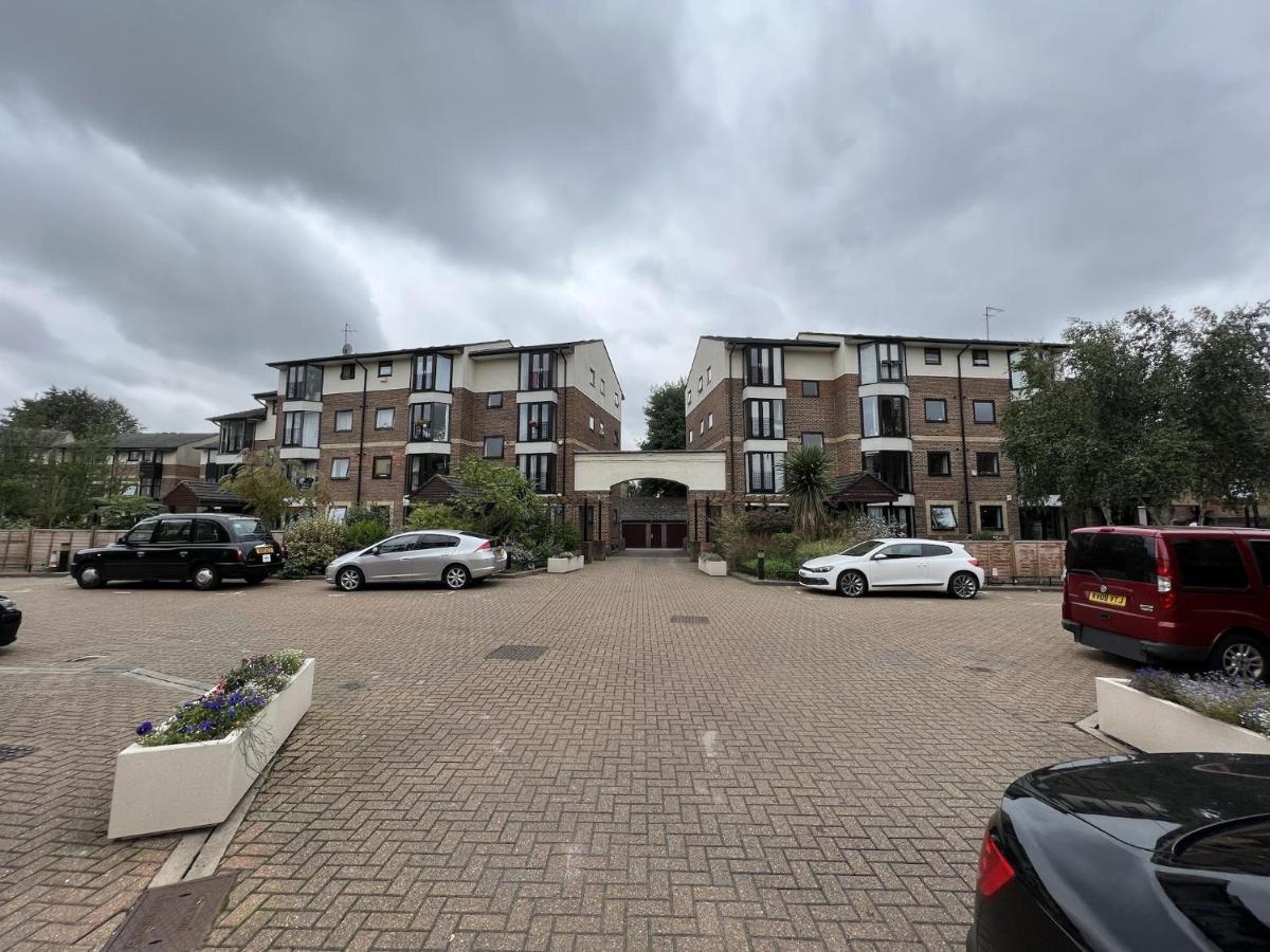 Canary Wharf Haven - Spacious & Homely Entire 1 Bedroom Flat Londres Extérieur photo